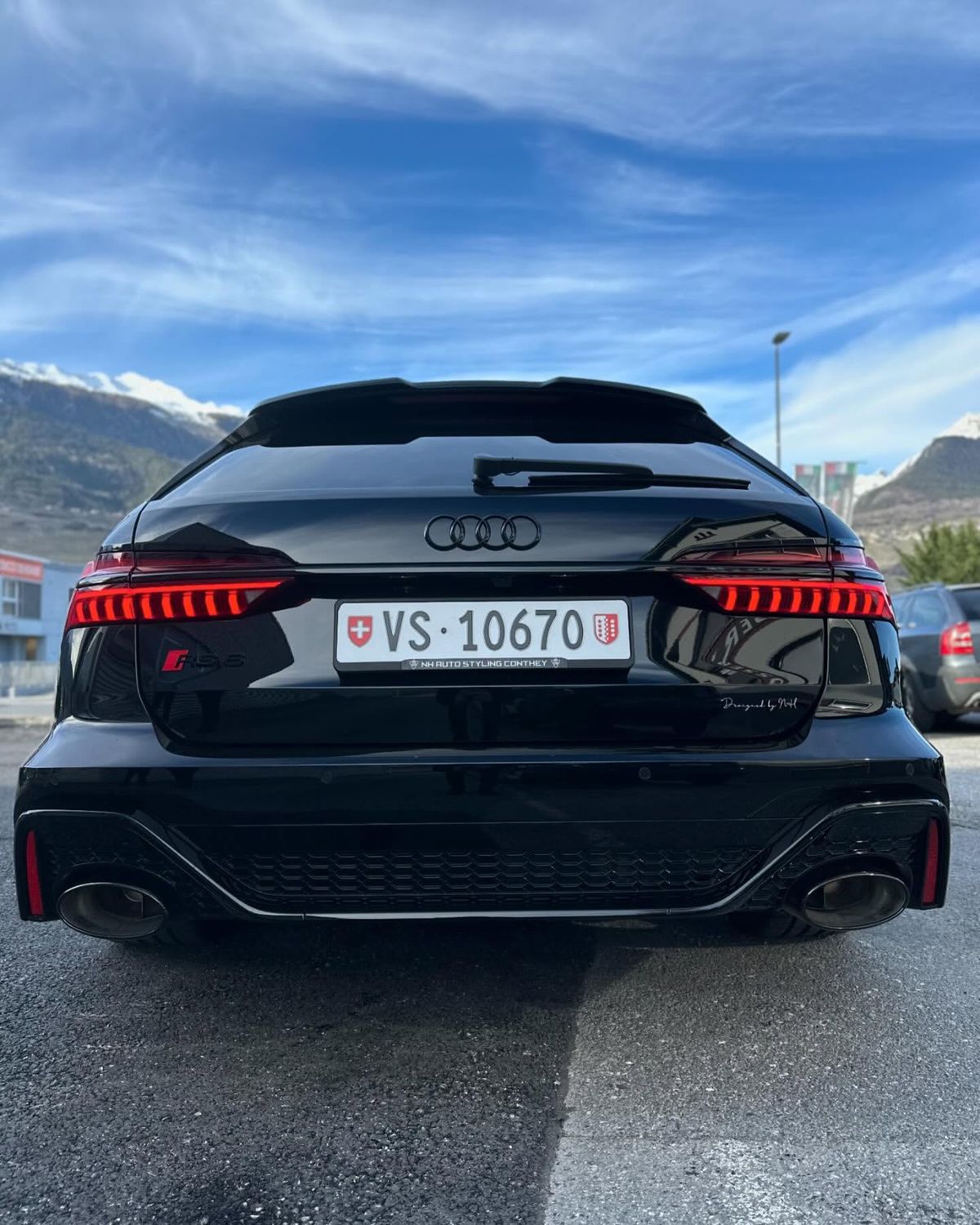 Vue arrière d'une Audi RS6 noire