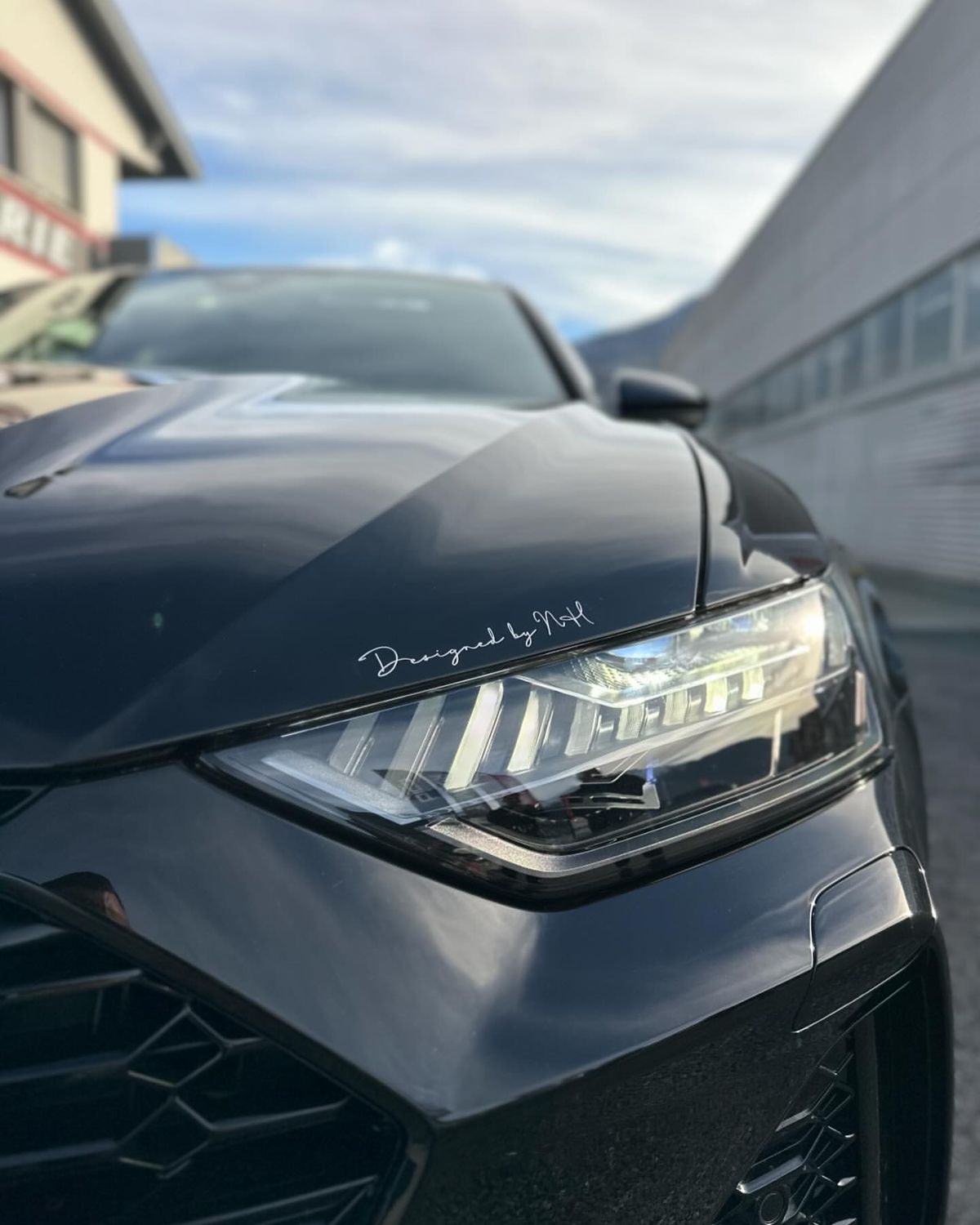 Phare d'une Audi RS6 noire