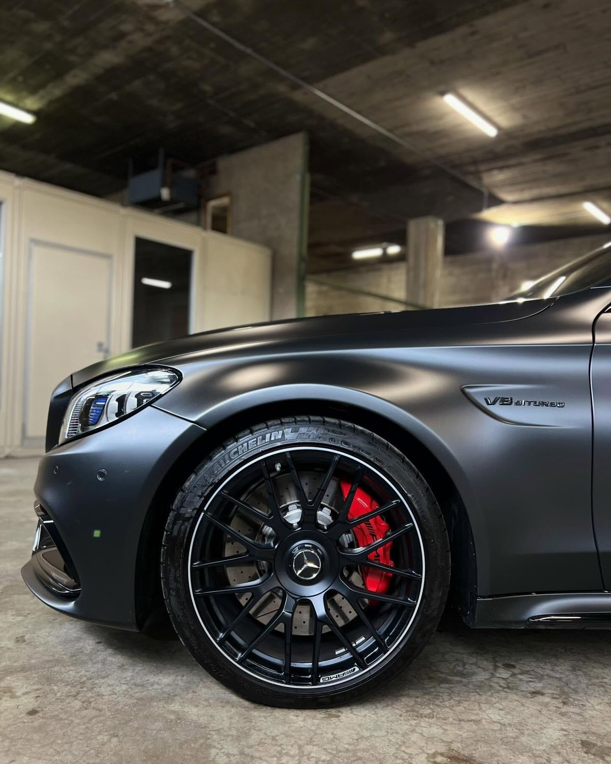 Jante noire et étriers rouges sur AMG C63